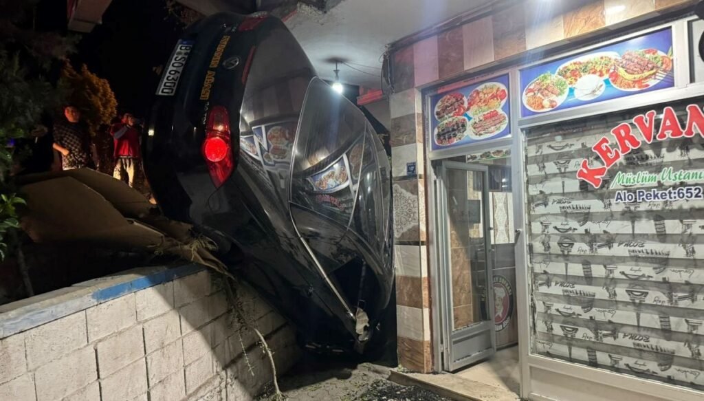 Facia kıl payı atlatıldı: Fren yerine gaza basınca 3 metreden uçtu