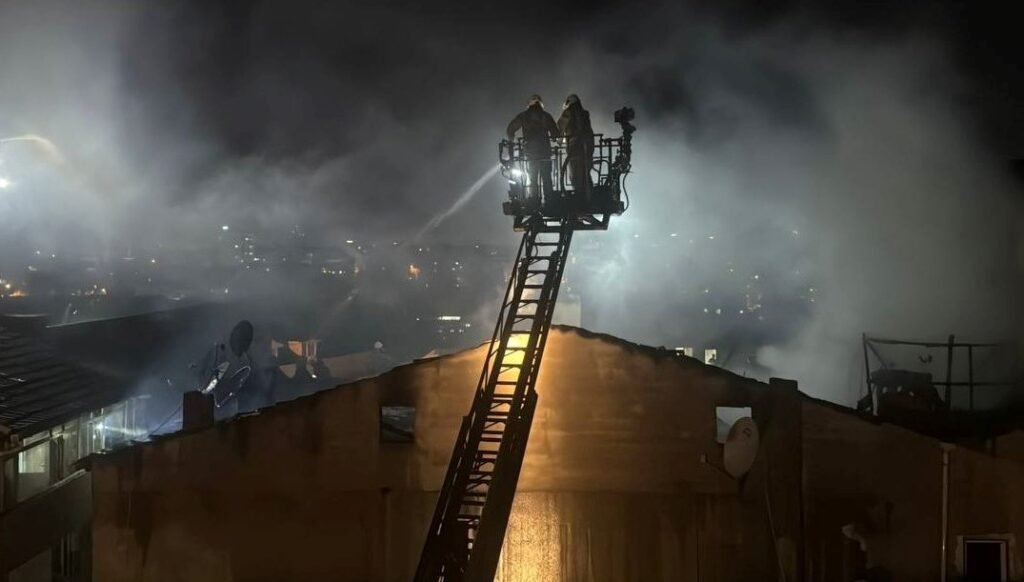 Gaziosmanpaşa’da gece saatlerinde korkutan yangın