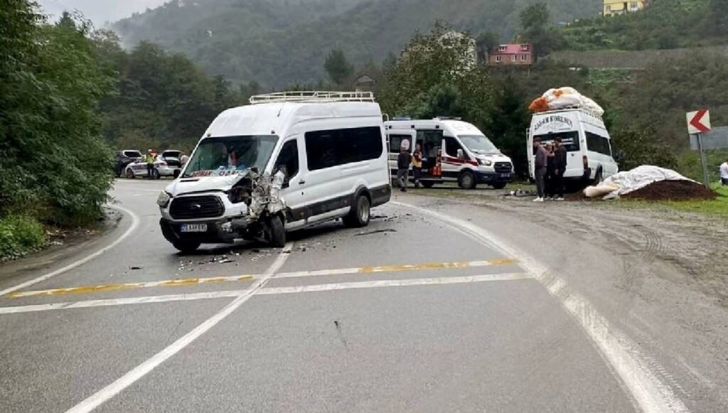 Giresun’da 2 minibüs çarpıştı, 10 tarım işçisi yaralandı