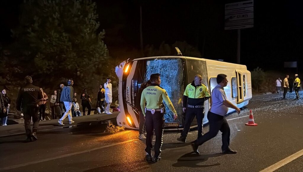 Havalimanı otobüsü devrildi: 5 yaralı