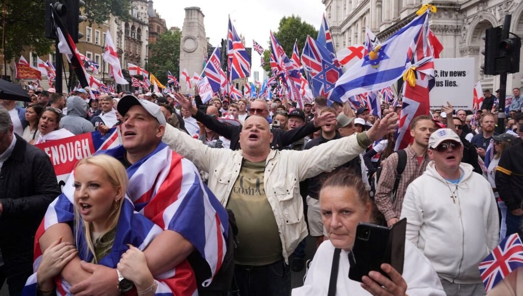 İngiltere’de miting gerilimi: Aşırı sağcılar polisle çatıştı