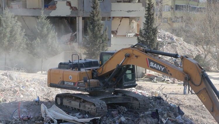 İş makinesi yıkılan binanın altında kalmaktan son anda kurtuldu