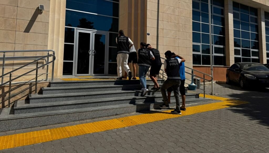 İzmir’de büyük uyuşturucu operasyonu: 11 tutuklama