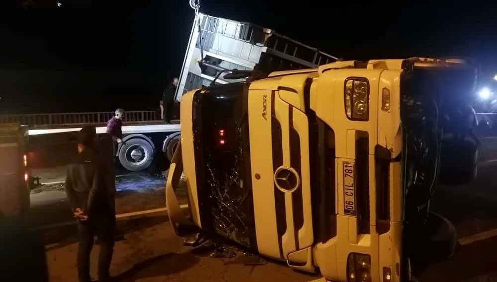Karadeniz Sahil Yolu’nda kaza: Devrilen tırdaki 2 kişi yaralandı