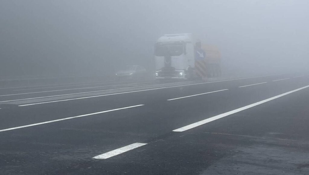 Karayolları ve trafik ekipleri uyardı: Bolu Dağı’nda etkili olan sis görüş mesafesini düşürdü
