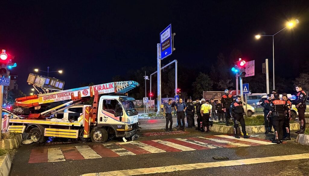 Kaza yapıp akrabalarını aradılar: 3 yaralı