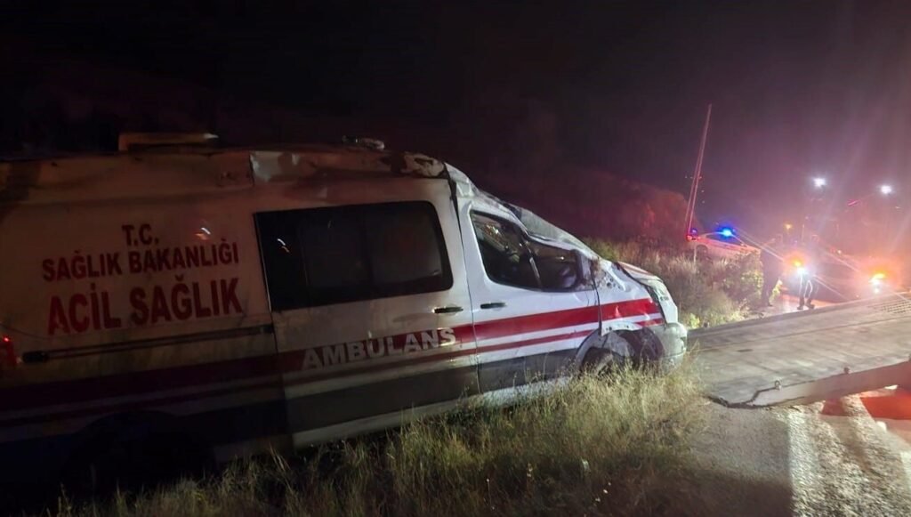 Kontrolden çıkan ambulans takla attı: 3 personel yaralandı