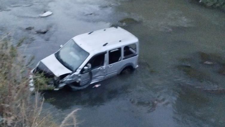 Kontrolden çıkan araç Kars Çayı’na düştü: Sürücü yaralandı