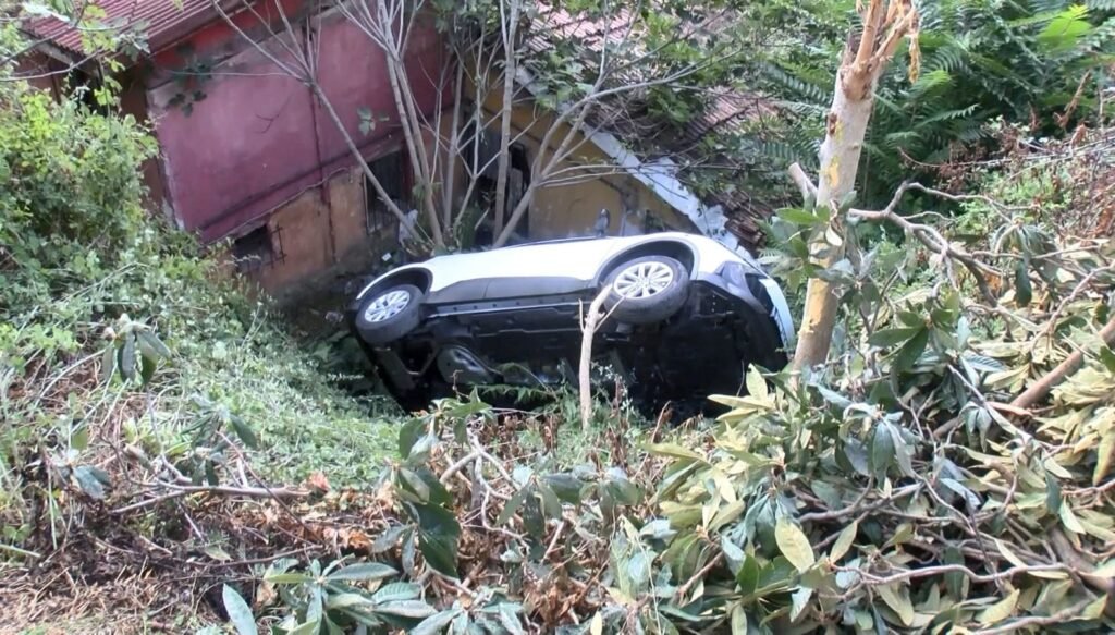 Kontrolden çıkan cip evin bahçesine uçtu