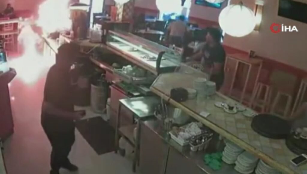 Mayonez bitti diye kafeyi yaktı