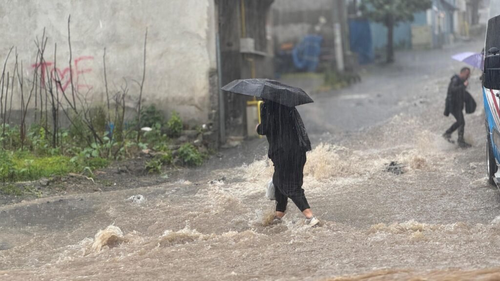 Meteoroloji’den kritik uyarılar: Şiddetli sağanak, kuvvetli rüzgar ve yüksek sıcaklıklar, il il hava durumu