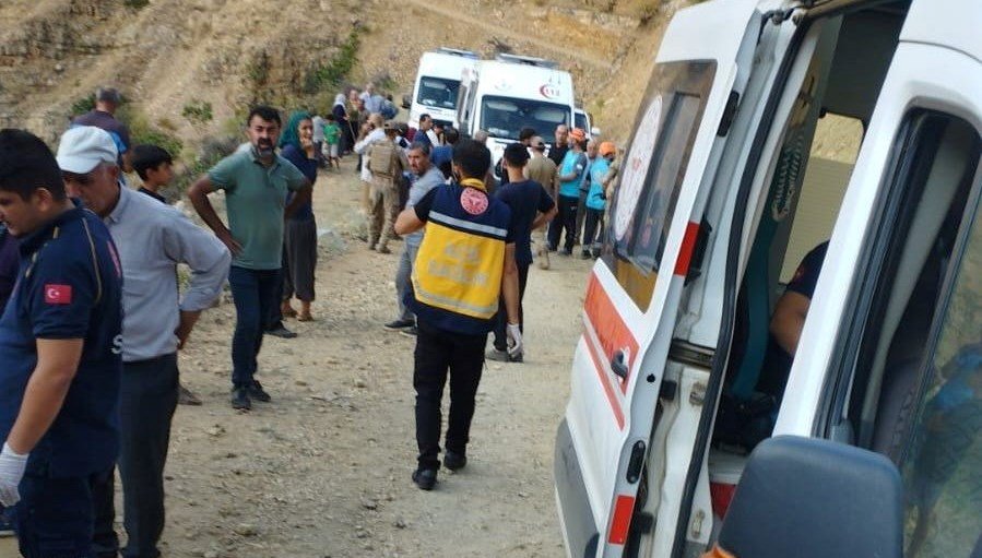 Minibüs şarampole devrildi: 7 kişi yaralandı