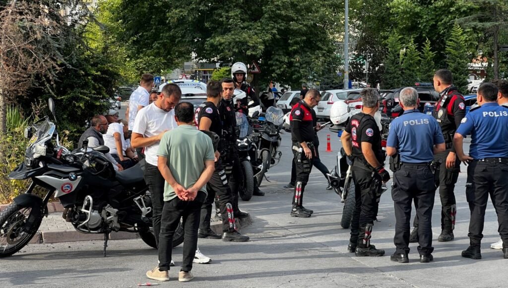 Motosikletleri devrildi: 2 Yunus polisi yaralandı