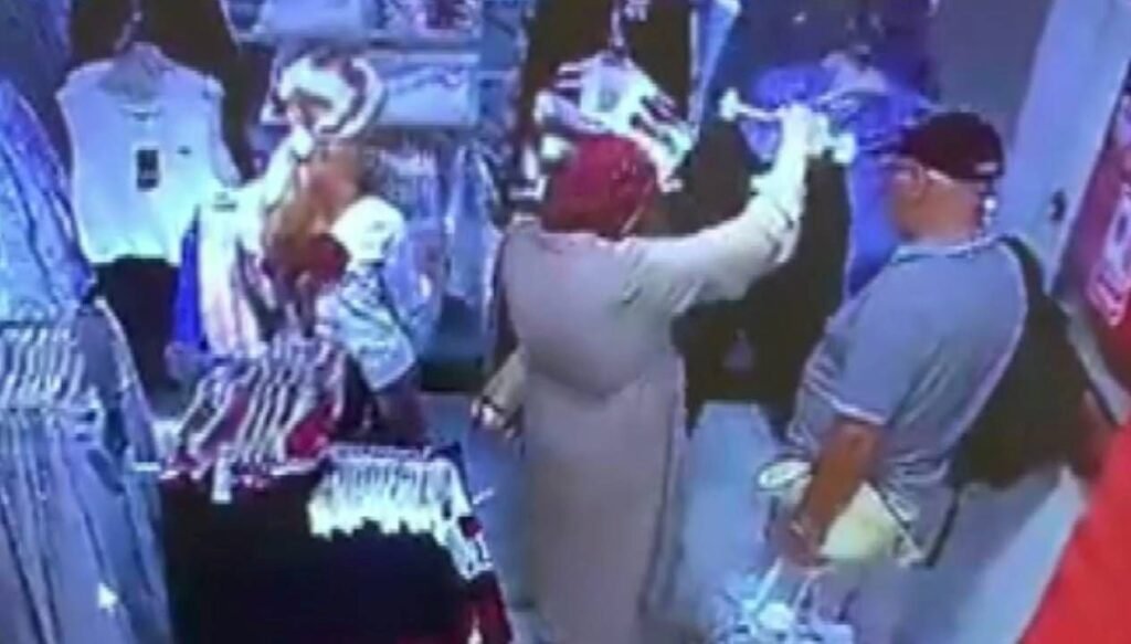 Müşteri gibi mağazaya girdi, turisti soyup çıktı