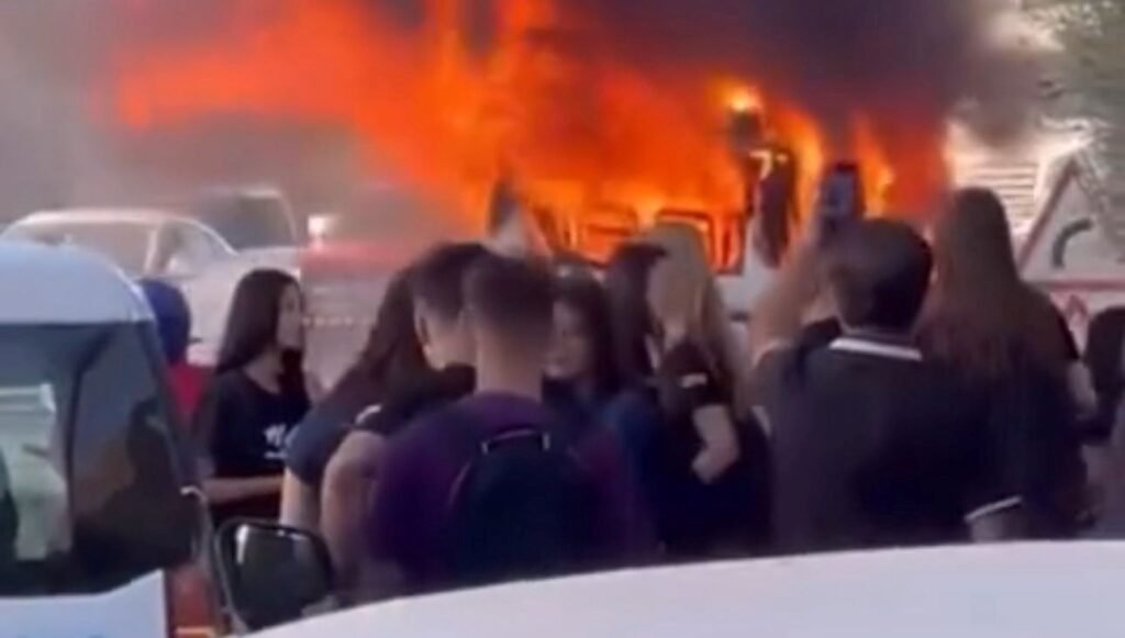 Okula giden öğrenci servisinde yangın: Öğrenciler tahliye edildi