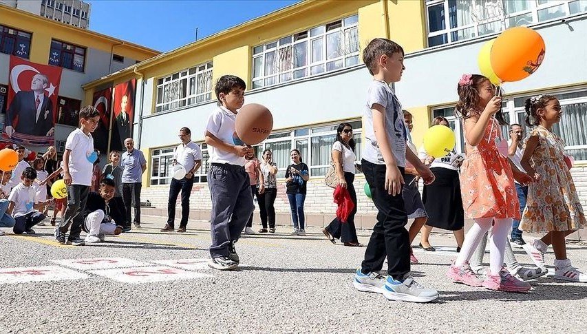 Okullar yarın açılıyor