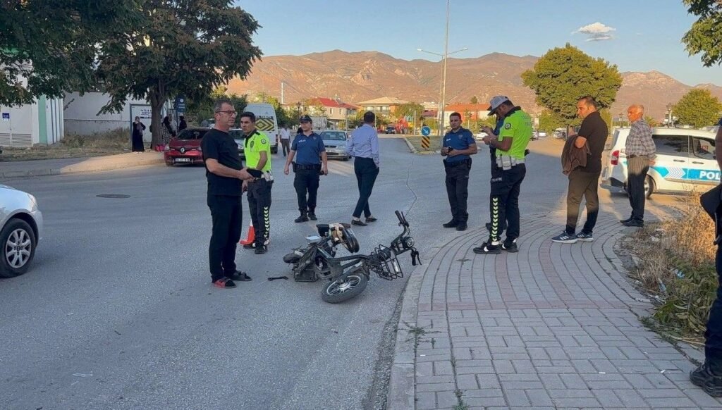 Panelvan elektrikli bisiklete çarptı: Bir kişi ağır yaralandı