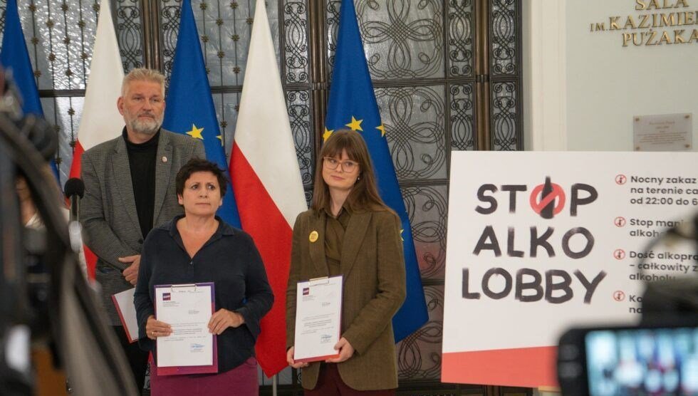 Polonya’da Sol Parti’den ülke çapında alkol yasağı önerisi: “Çevreyi kirletiyorlar”