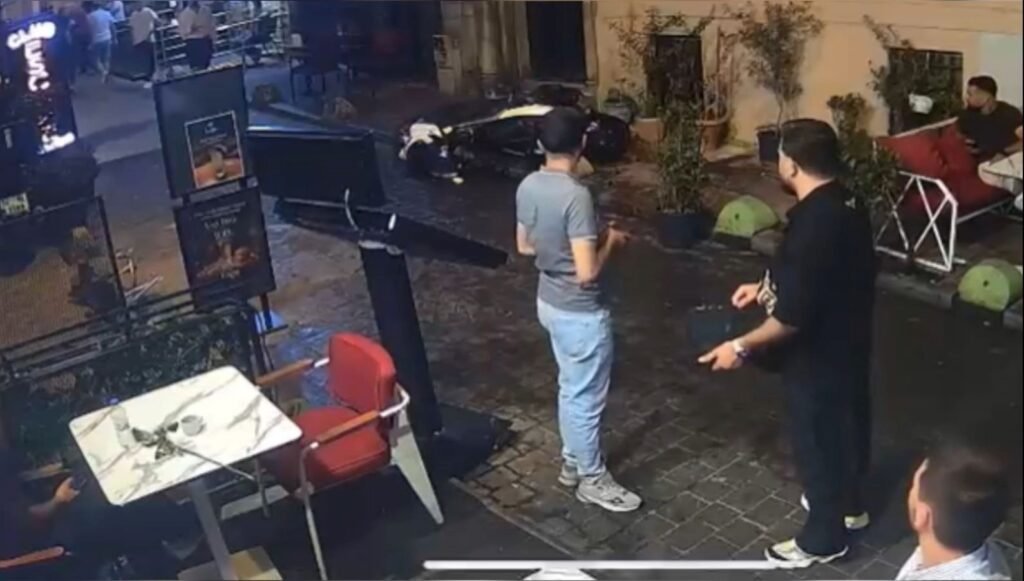 Taksim’de hareketli dakikalar: Önce çorba döktü, sonra tekme attı