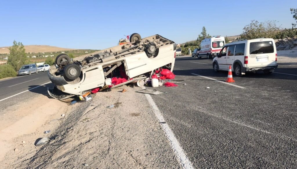 Tarım işçilerini taşıyan minibüs devrildi: 20 yaralı