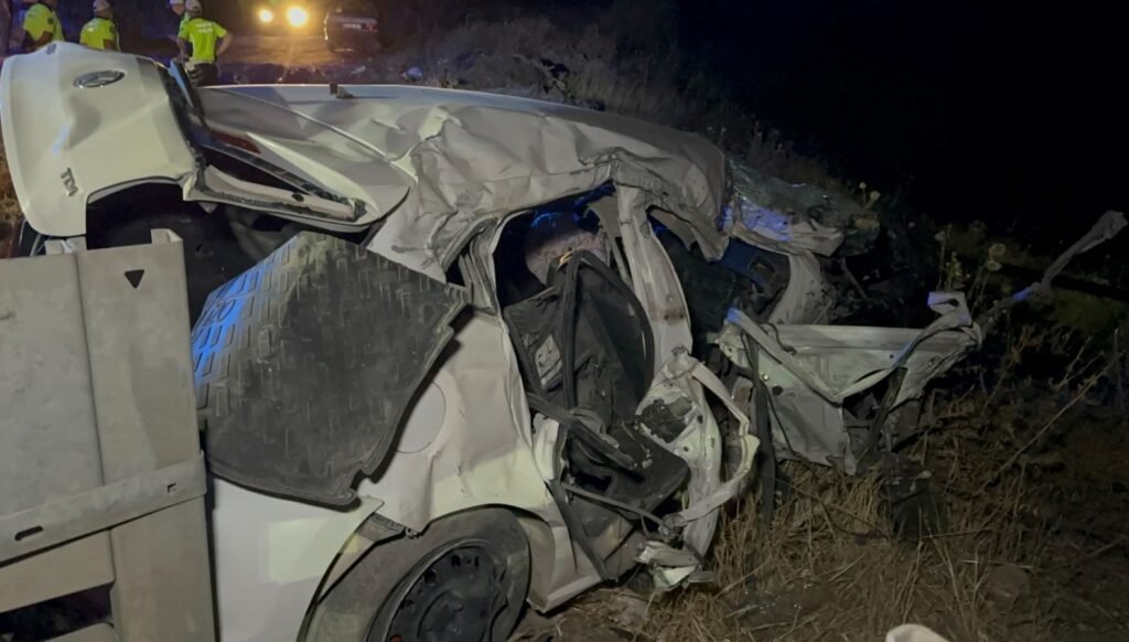 Ters şeride giren otomobil tankerle çarpıştı: 1 ölü, 2 yaralı