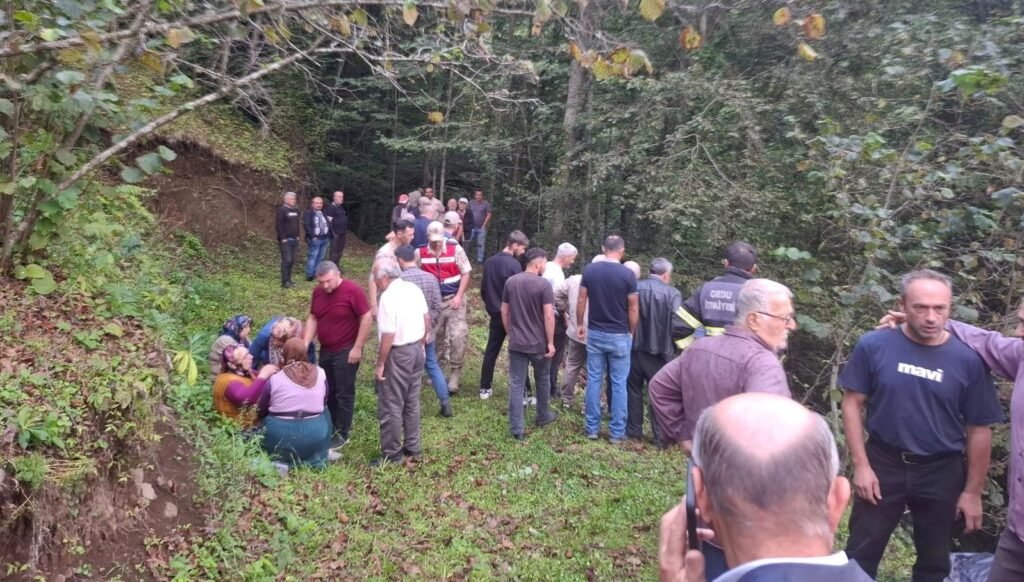 Uçuruma yuvarlanan patpatın altında can verdi