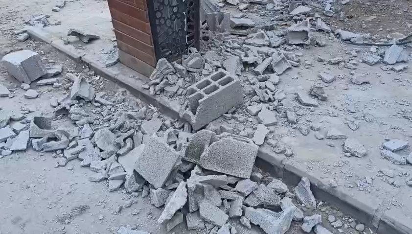 Yolda yüreyen vatandaşın başına briket düştü