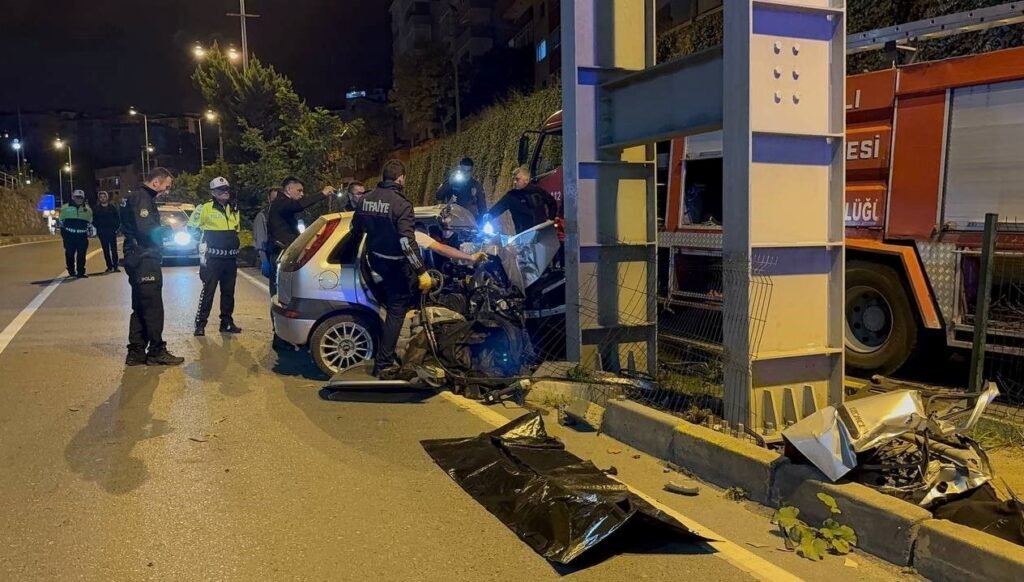 Zonguldak’ta feci kaza: Üst geçidin ayağına çarpan otomobilde iki klişi öldü