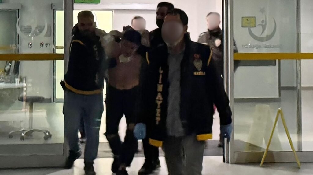 16 yaşındaki kardeşine kaynar suyla saldırdı: Polis ağabeyi yakaladı