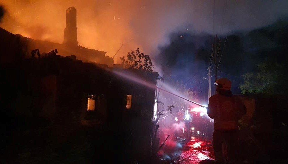 Ahşap mutfakta başlayan yangın evi yaktı