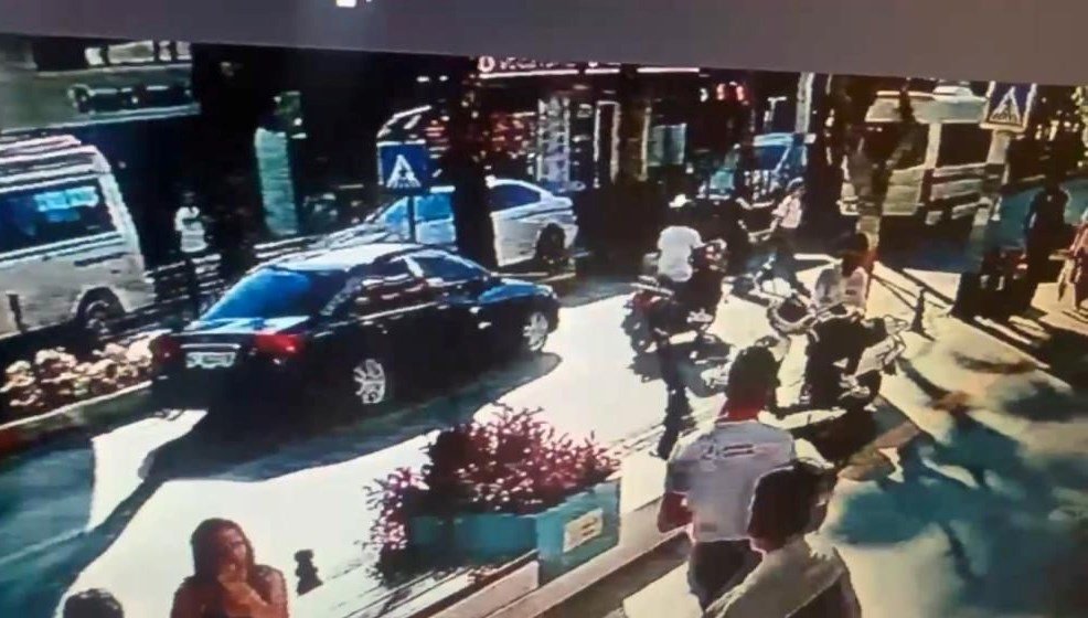 Antalya’da yaya geçidinde kaza: İki yaralı