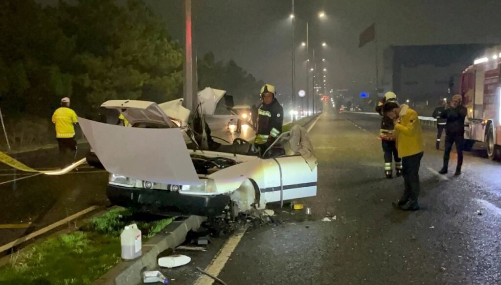 Aydınlatma direğine çarpan otomobil ikiye ayrıldı