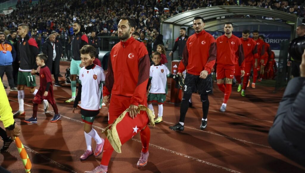 Çalhanoğlu 100. kez milli formayı giydi