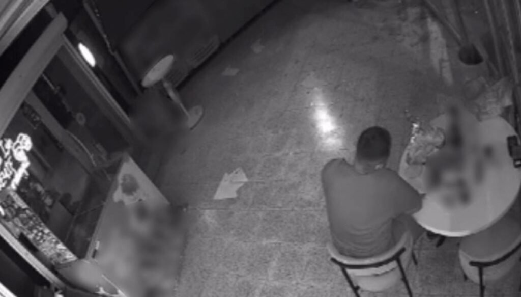 Camı kırıp girdiği markette “çilingir sofrası” kurdu