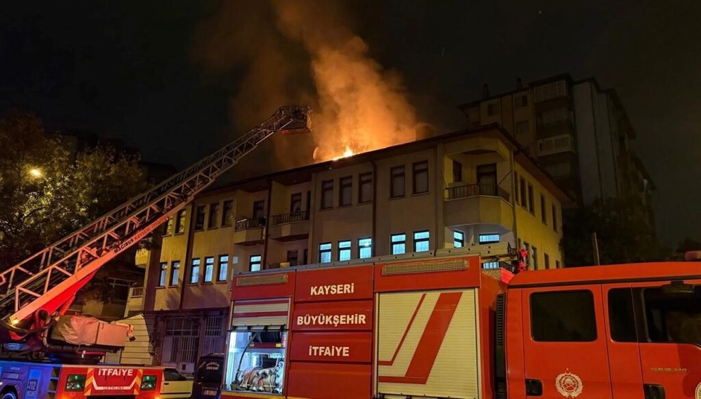 Eşi eve almayınca binayı ateşe verdi