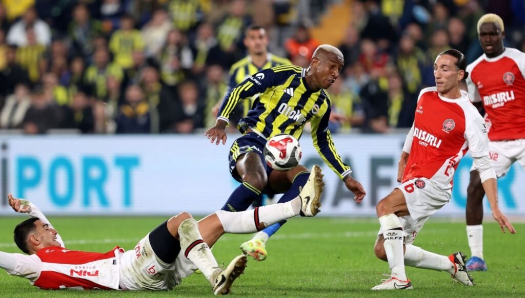 Fenerbahçe maçındaki penaltı ve kırmızı kart kararı doğru mu? Hakemler açıkladı