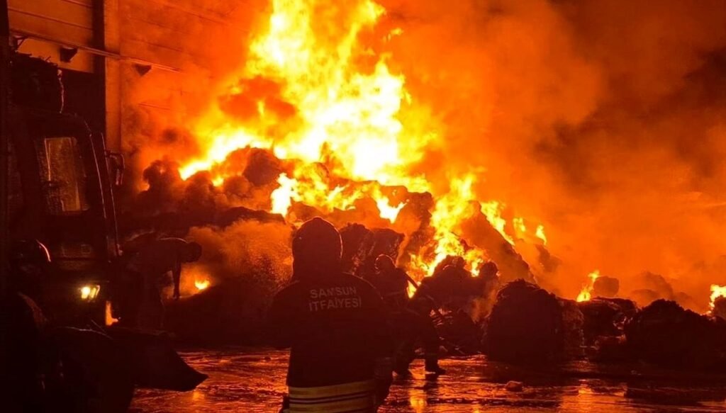 Geri dönüşüm fabrikasında büyük yangın