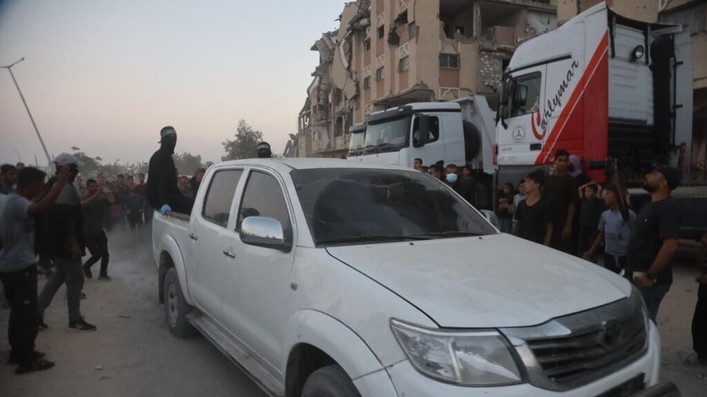 Hamas, 2 İsrailli rehinenin cenazesini Kızılhaç’a teslim etti