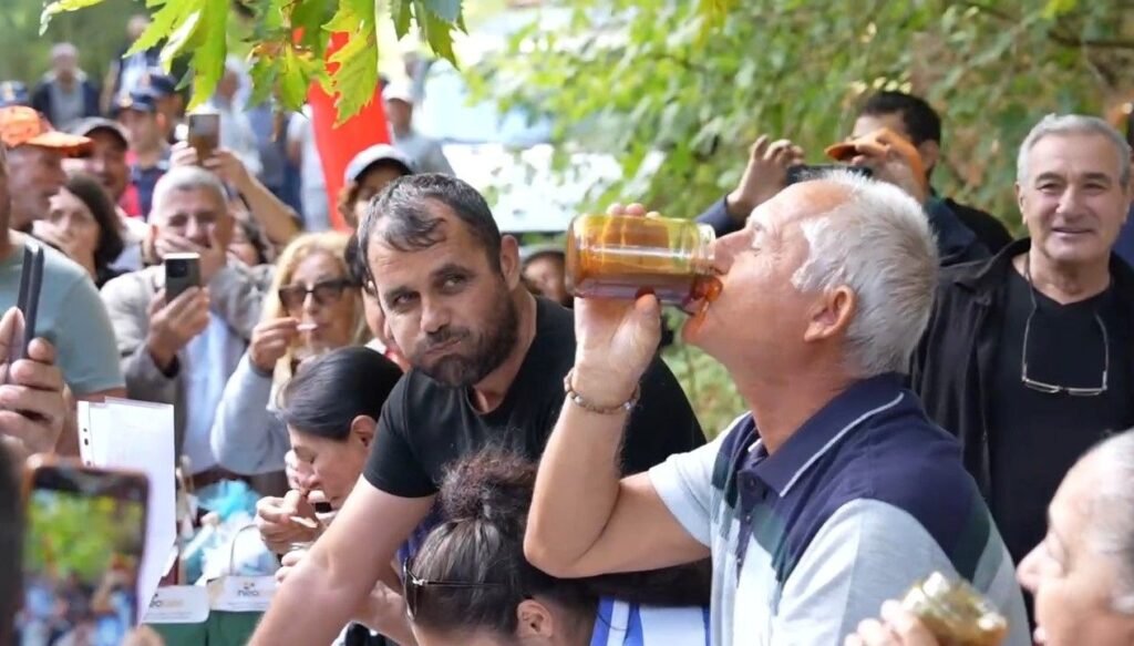 İzleyenler hayret etti: 2 dakika içinde yediği bal herkesi şaşırttı