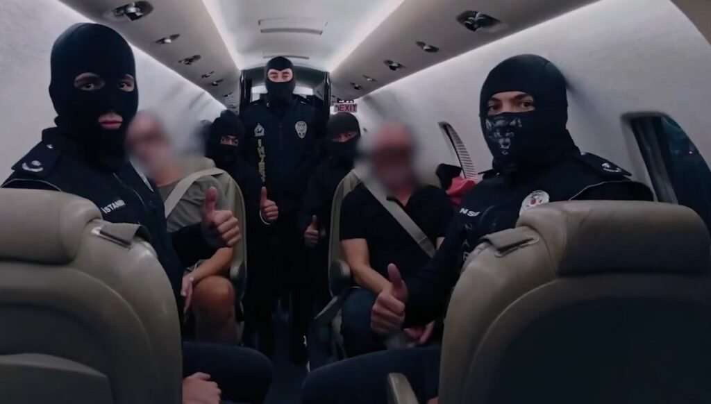 Kırmızı bültenle aranıyordu: BAE’de yakalanan iki kişi Türkiye’ye getirildi