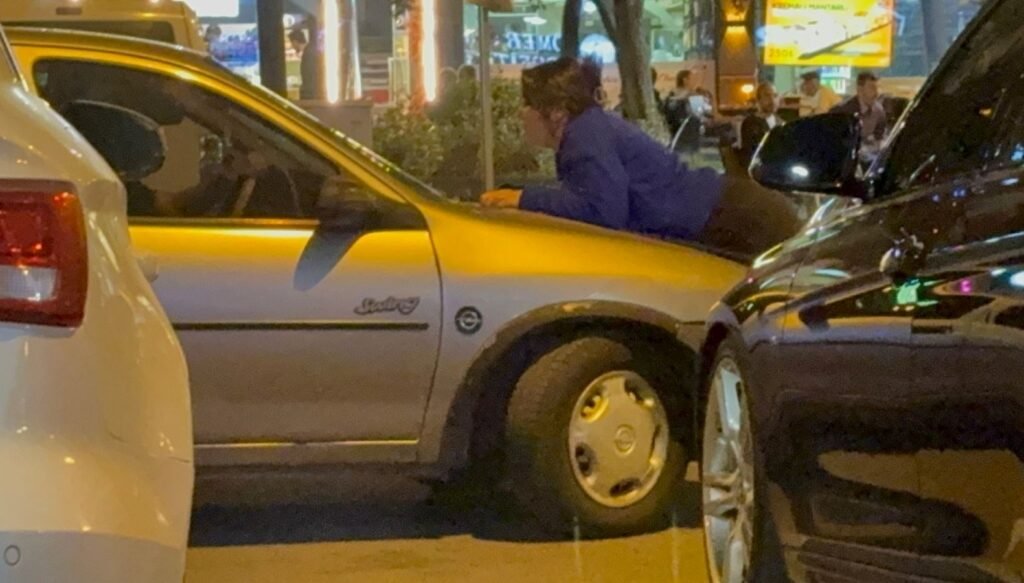 Kocasının gitmesini engellemek için aracın kaputuna yattı