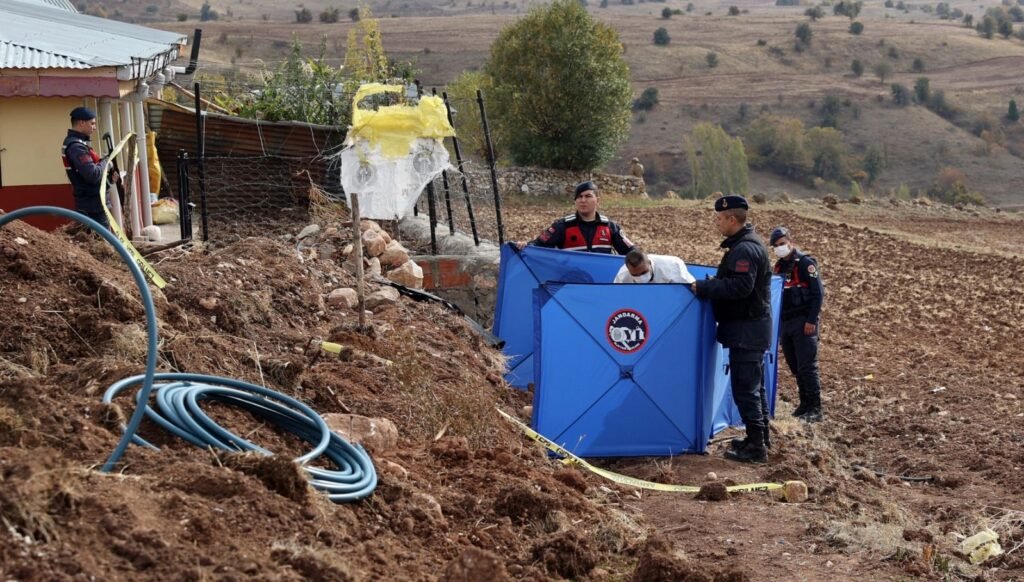 Komşusunu öldüren firari şüpheli jandarmaya ateş açtı: Hastanede hayatını kaybetti