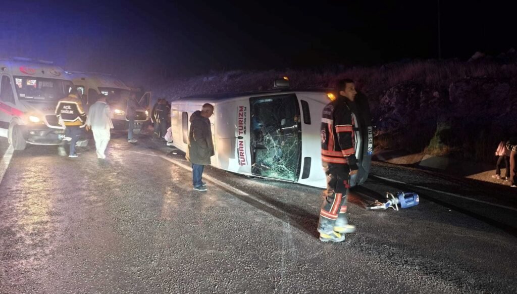 Lastiği patlayan araç midibüse çarptı: 13’ü öğrenci 14 yaralı