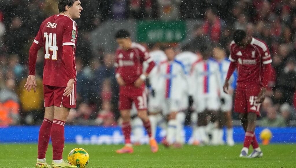 Liverpool tepetaklak: Sahasında Crystal Palace’a elendi