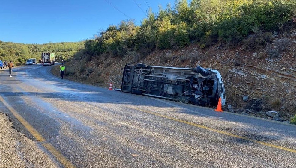Mersin’de işçi minibüsü devrildi: Yaralılar var