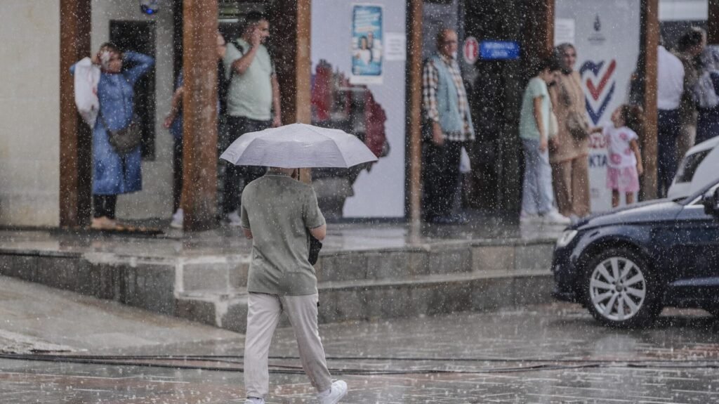 Meteoroloji’den kritik uyarı: Doğuda sıcaklıklar 6 derece azalıyor, 3 ilde kuvvetli sağanak etkili olacak