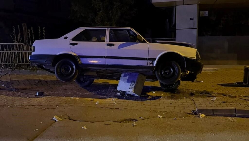 Niğde’de otomobil trafoya çıktı