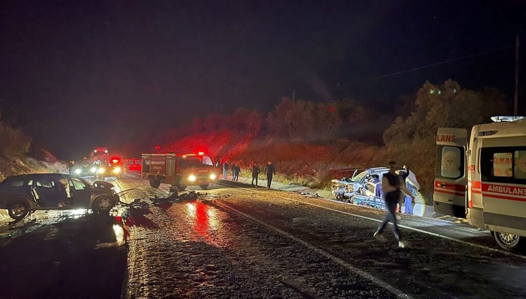 Otomobil kazada alev aldı: Karı koca öldü, 3 kişi yaralandı
