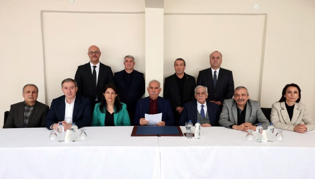 PKK, Türkiye’den çekilme kararı aldı: Öcalan 27 Şubat’ta çağrı yapmıştı