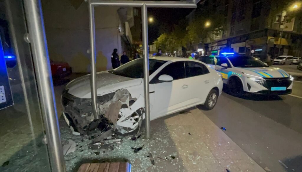 Polisten kaçan alkollü sürücü durağa daldı